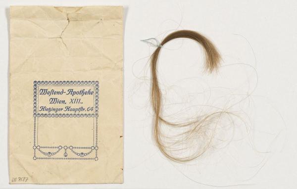 Haarlocke von Edith Schiele mit eigenhändiger Notiz von Egon Schiele am Papierumschlag Bild 2