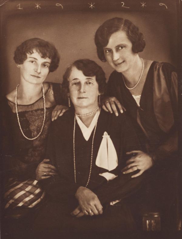 Marie Schiele zu ihrem 70. Geburtstag, mit Gertrude Peschka und Melanie Schiele 