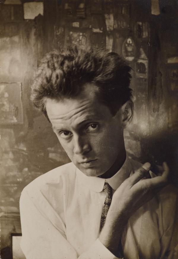 Egon Schiele, im Hintergrund das Gemälde Waldandacht II 