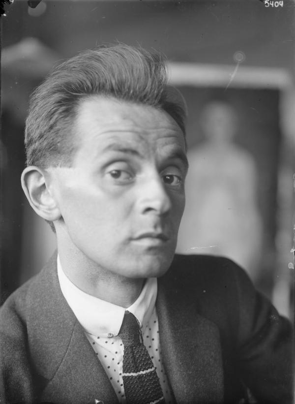 Porträt Egon Schiele, im Hintergrund das Gemälde Mädchen 