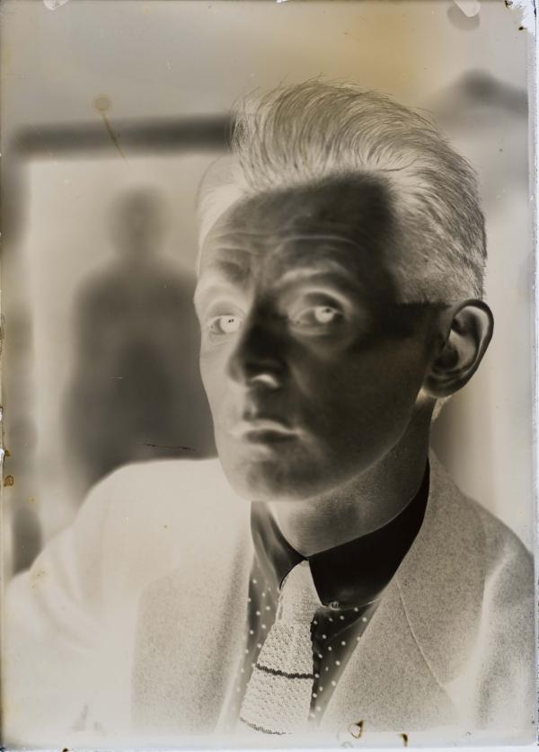 Porträt Egon Schiele, im Hintergrund das Gemälde Mädchen Bild 2