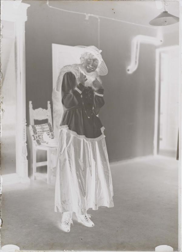 Edith Schiele mit Hut und Pelz Bild 2